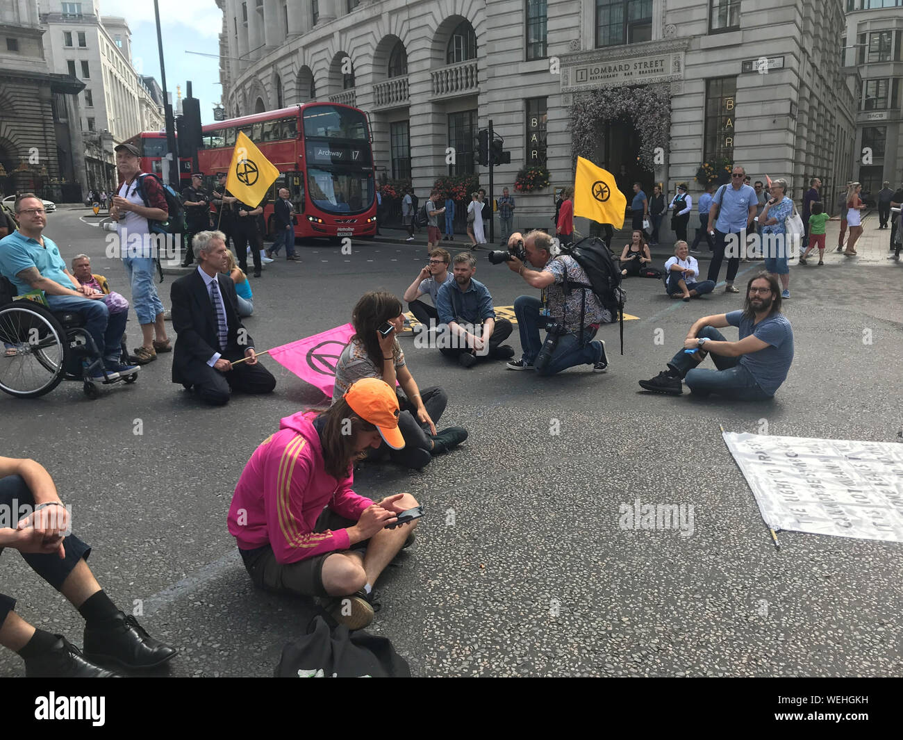 Les manifestants à l'extérieur de la ville de London Magistrates' Court, où les audiences relatives à l'extinction d'avril de la rébellion des manifestations ont lieu. Banque D'Images