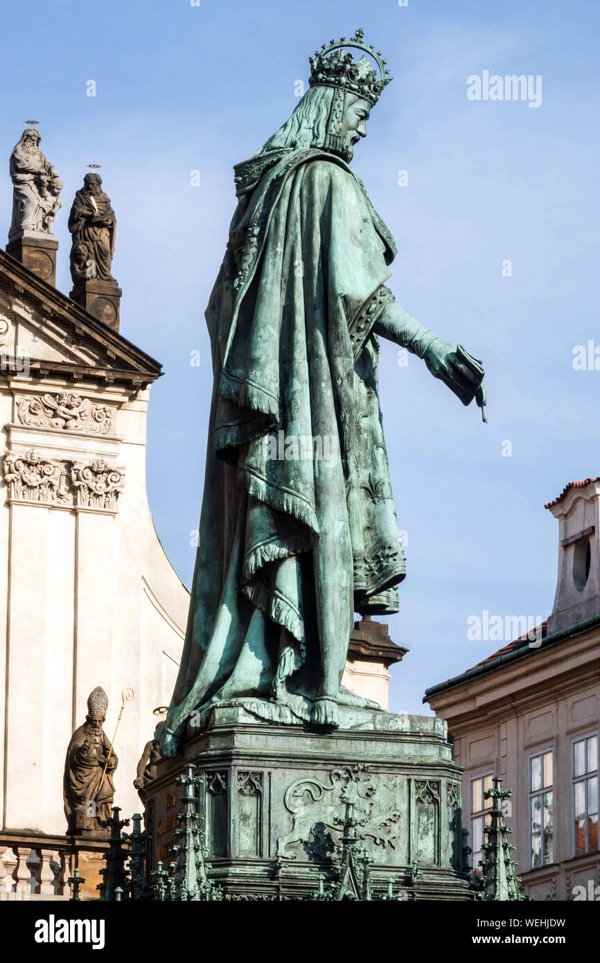 Prague Charles IV sur la place de la Croix près du pont Charles Banque D'Images