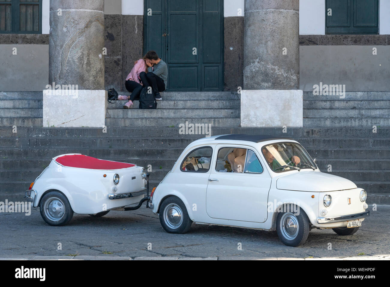 Un vintage Fiat 500 avec remorque sur mesure dans la Piazza del Plebiscito, Naples, Italie. Banque D'Images