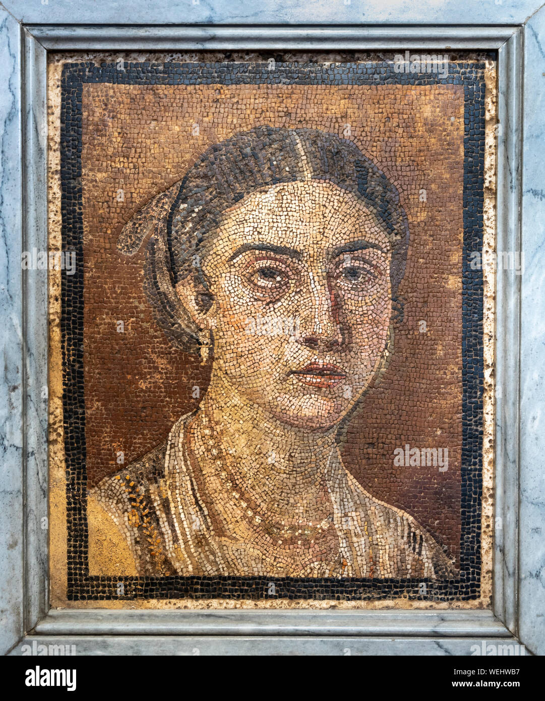 Mur romain de Pompéi mosaïque romaine représentant une jeune femme. maintenant au Musée Archéologique de Naples. Naples, Italie Banque D'Images