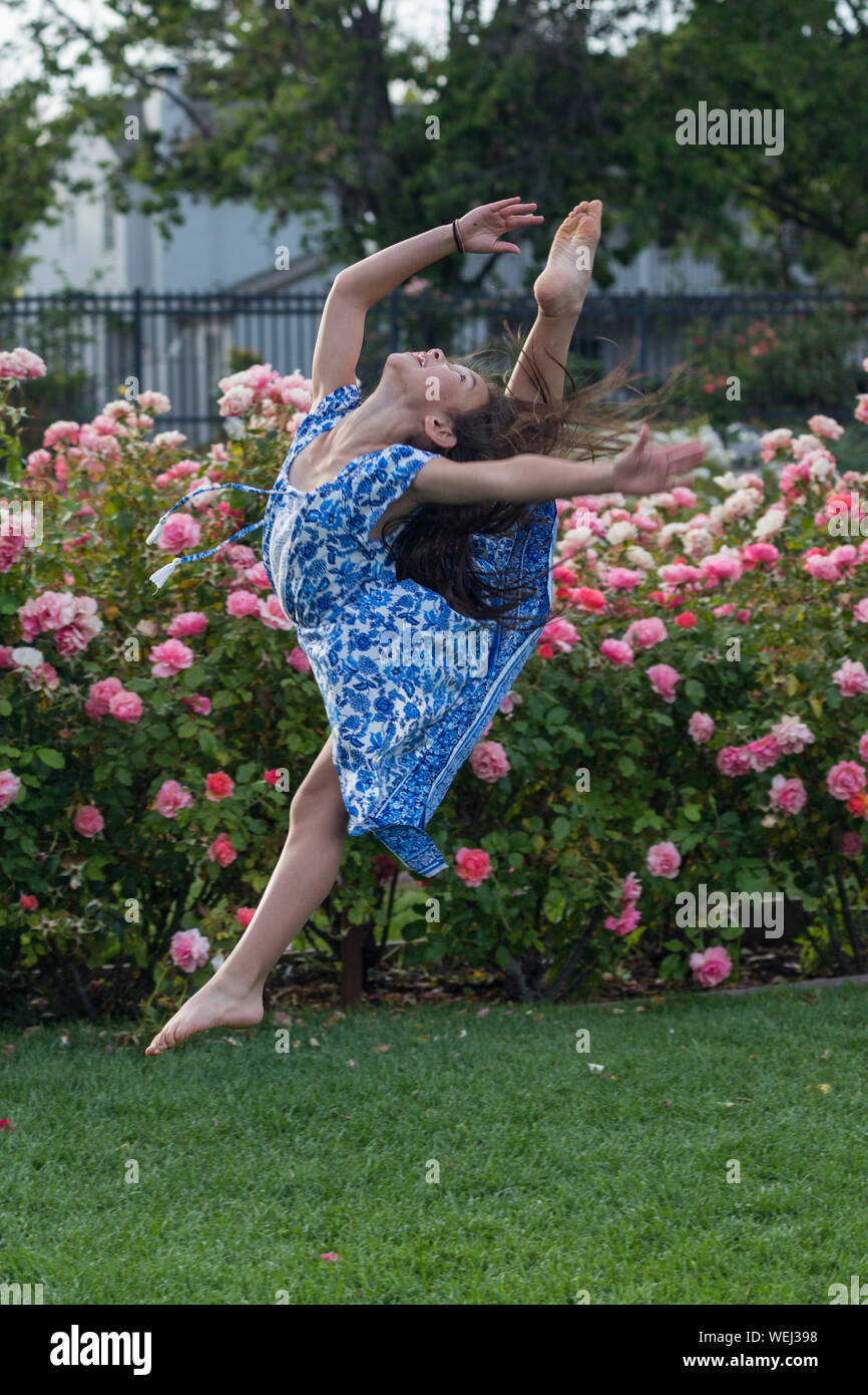 Preteen girl d'apparence asiatique faisant la gymnastique au rose garden, San Jose, Californie Banque D'Images