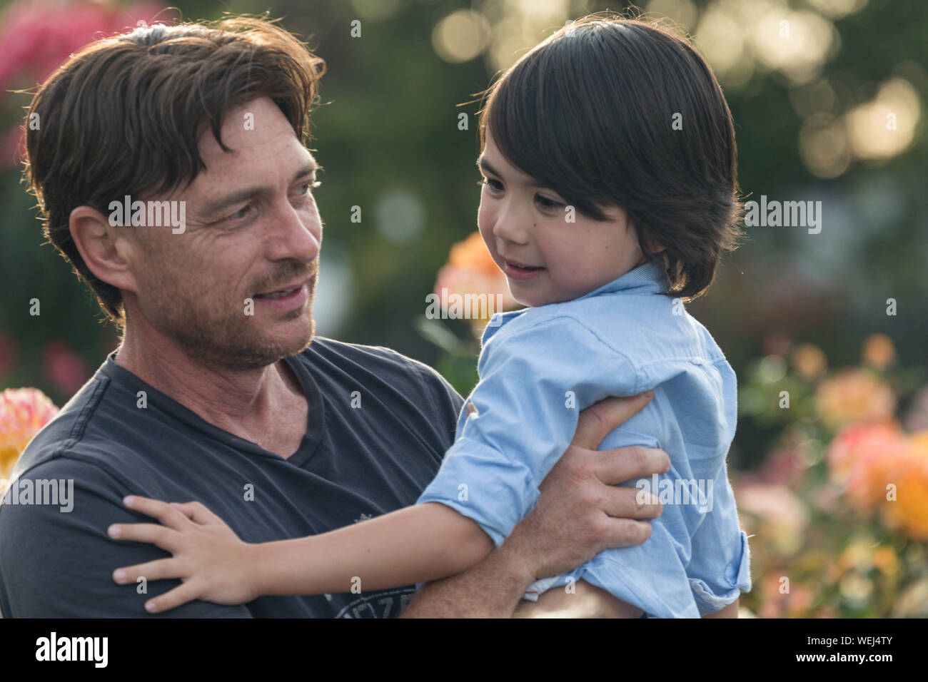 Young Girl holding Asie ethnique mixte 5 ans, deux heureux, San Jose, Californie Banque D'Images