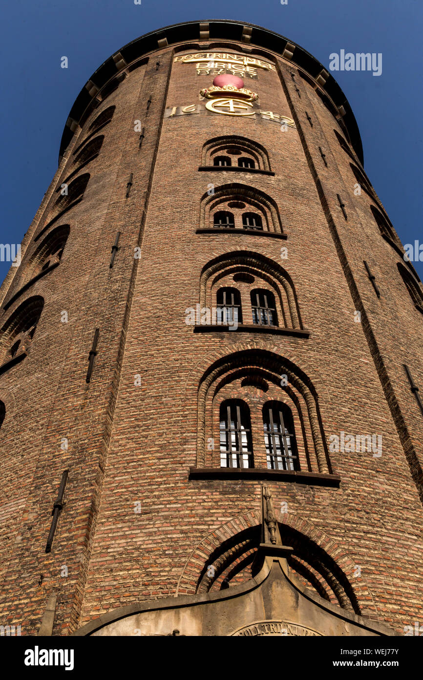 Historique La Tour Ronde (Rundetårnet) à Copenhague, Danemark. Au lieu d'un escalier de la tour, qui a été utilisée comme un observatoire, a un escalier équestres. Banque D'Images