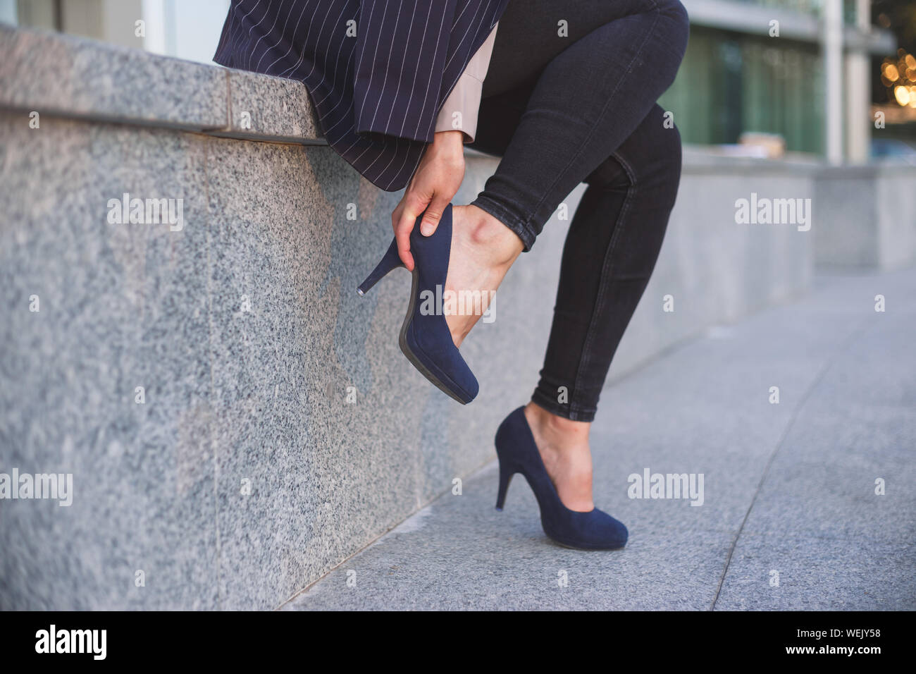 Femme enlève ses chaussures Photo Stock - Alamy