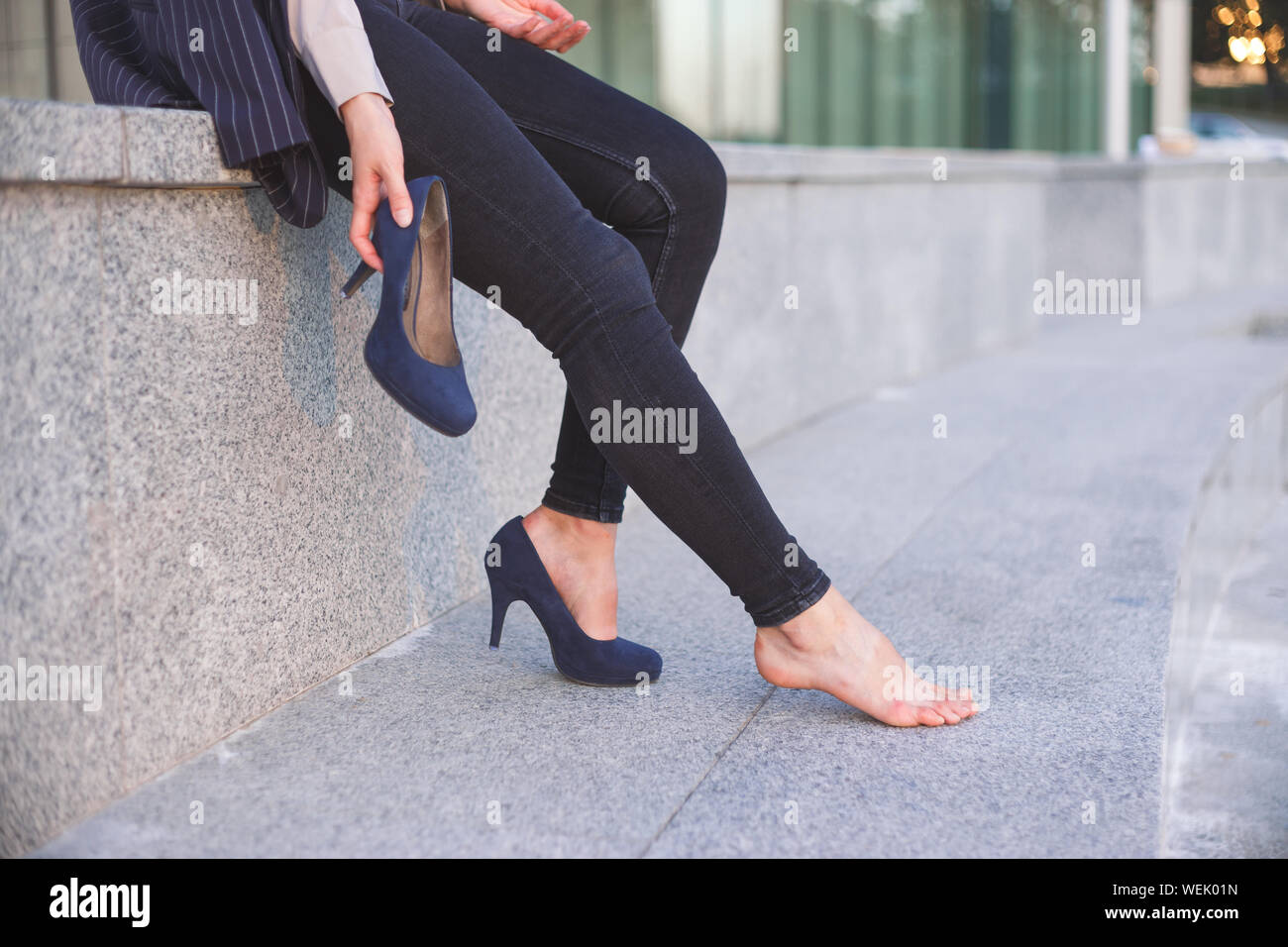 Chaussures hauts talons pieds douleur. De gros plan femme pieds nus avec  les orteils douloureux Photo Stock - Alamy