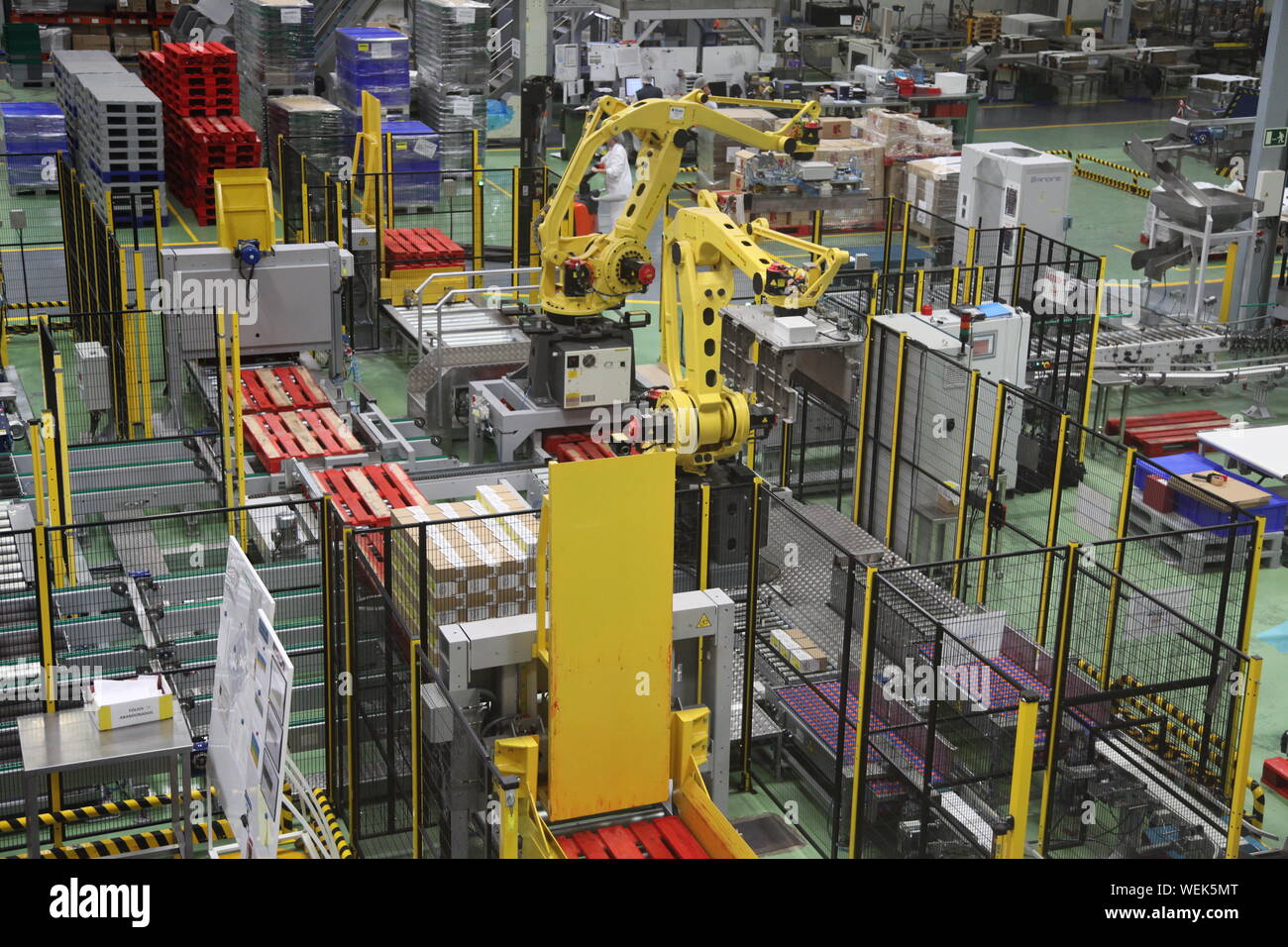 Alicante, Espagne - bras robot travaillant dans des boîtes d'emballage de l' usine de chocolats dans la fabrique de chocolat Valor Photo Stock - Alamy