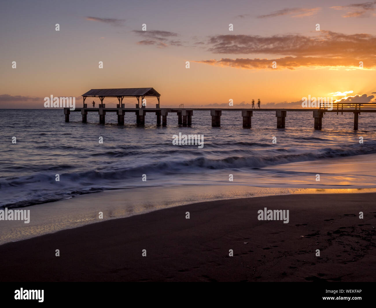 La ville de Waimea pier au coucher du soleil pris avec de longs temps d'exposition utilisée pour lisser et estomper l'océan. Banque D'Images