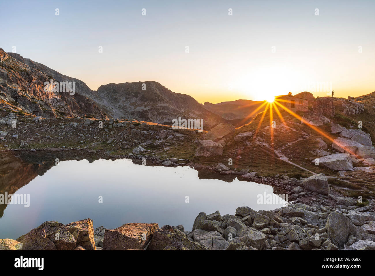 Un paysage extraordinaire de l'Effrayant Lake au cours de l'été chaud coucher du soleil, le parc national de Rila, Bulgarie Banque D'Images