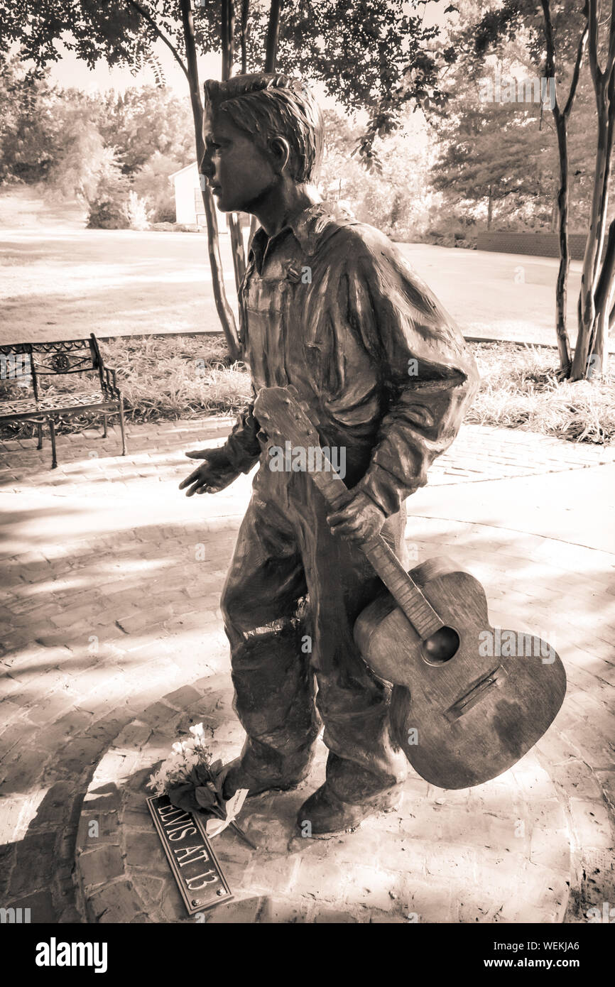 Une statue de bronze de 13 ans Elvis avec guitare se dresse sur le chemin  de la visite du musée Maison natale d'Elvis Presley à Tupelo, MS, ETATS  UNIS Photo Stock -