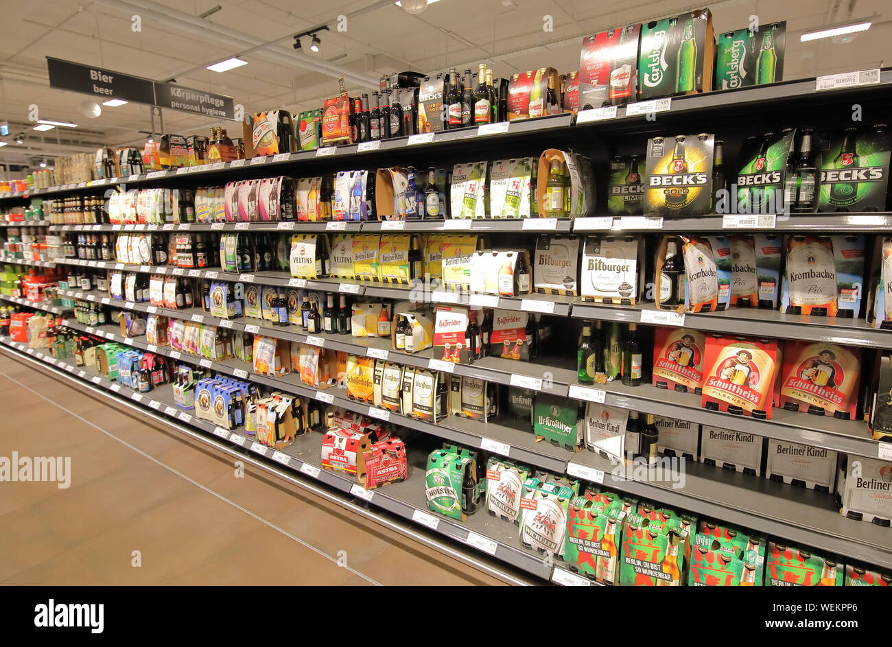 La bière allemande REWE supermarché affichée à Berlin Allemagne Banque D'Images