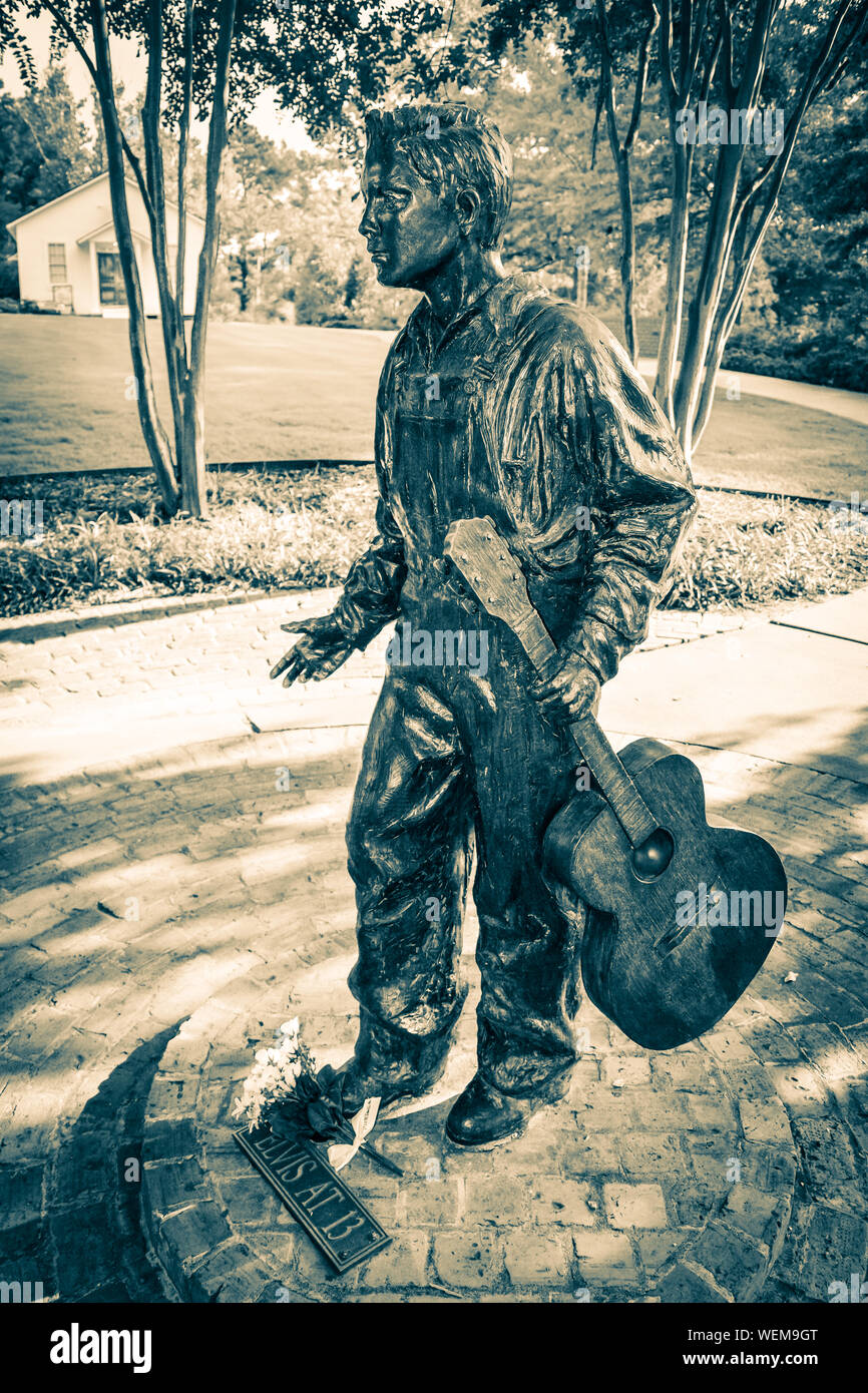 Une statue de bronze de 13 ans Elvis avec guitare se dresse sur le chemin de la visite du musée Maison natale d'Elvis Presley à Tupelo, MS, ETATS UNIS Banque D'Images