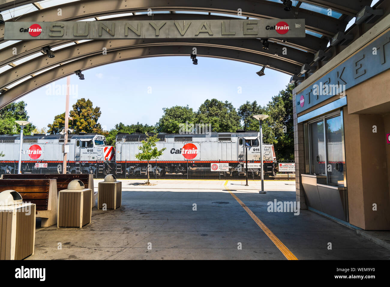 29 août 2019 Sunnyvale / CA / USA - Caltrain arrêté à Sunnyvale Caltrain station, Californie est une ligne de train de banlieue sur le San Francisco Peninsu Banque D'Images