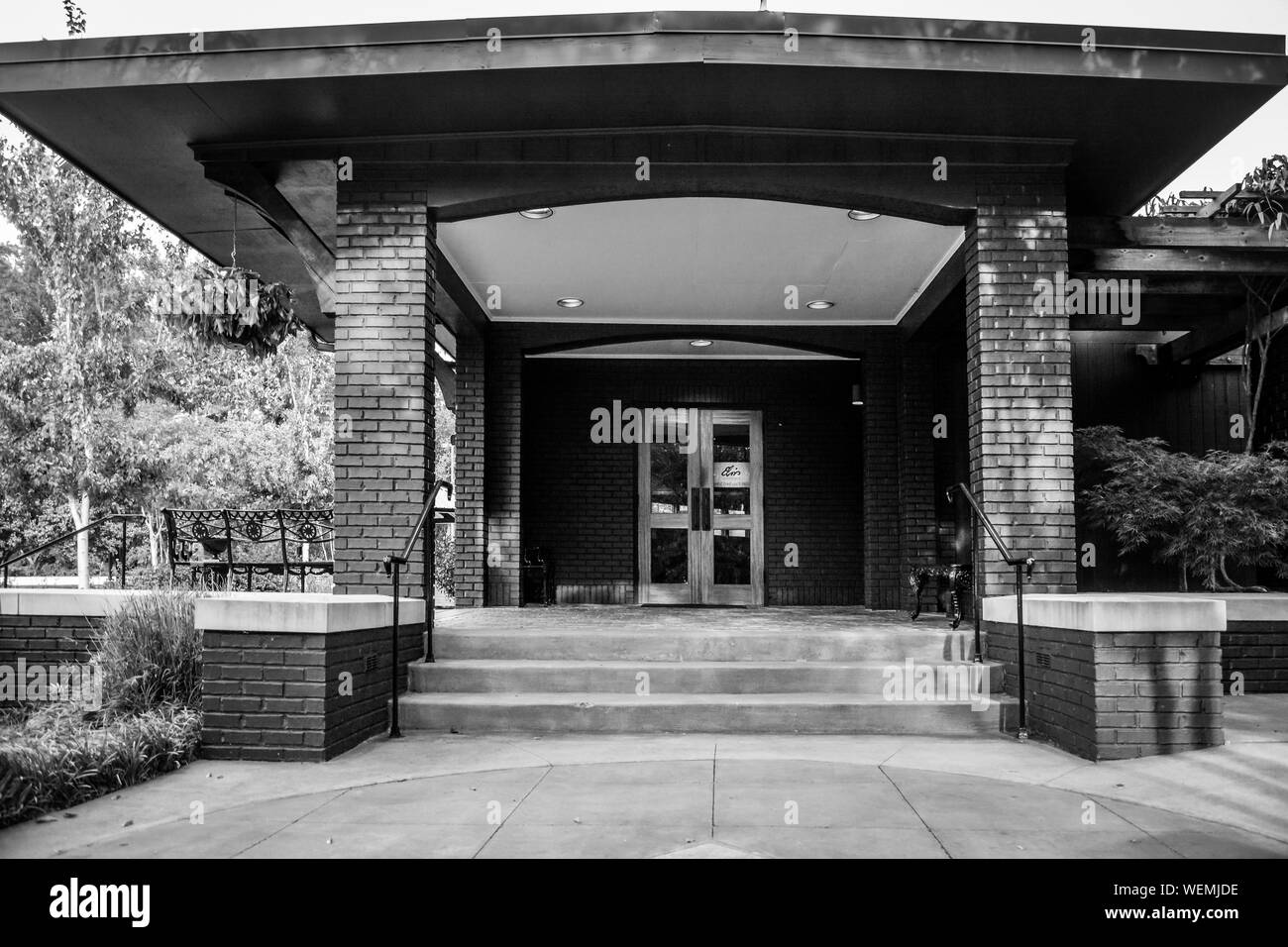 L'entrée impressionnante de l'édifice moderne pour le musée d'Elvis Presley sur le terrain du musée, lieu de naissance d'Elvis Presley à Tupelo, MS, ETATS UNIS Banque D'Images