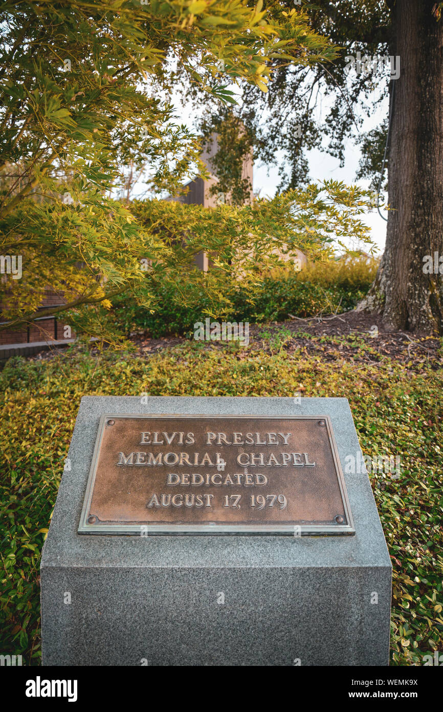 Plaque en bronze sur bloc de granite dédiée à l'Elvis Presley Memorial Chapel sur le terrain de la maison natale et musée Elvis Presley à Tupelo, MS, Banque D'Images