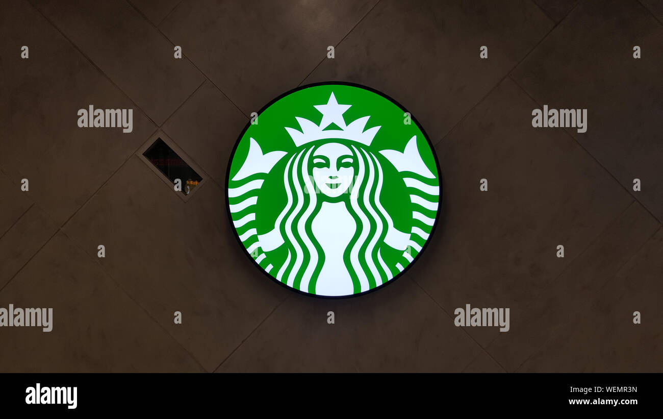 BANGKOK, THAÏLANDE - 19 août 2019 : avec le logo Starbucks mermaid backround moderne sur la station de MRT Phetchaburi à Bangkok, Thaïlande Banque D'Images