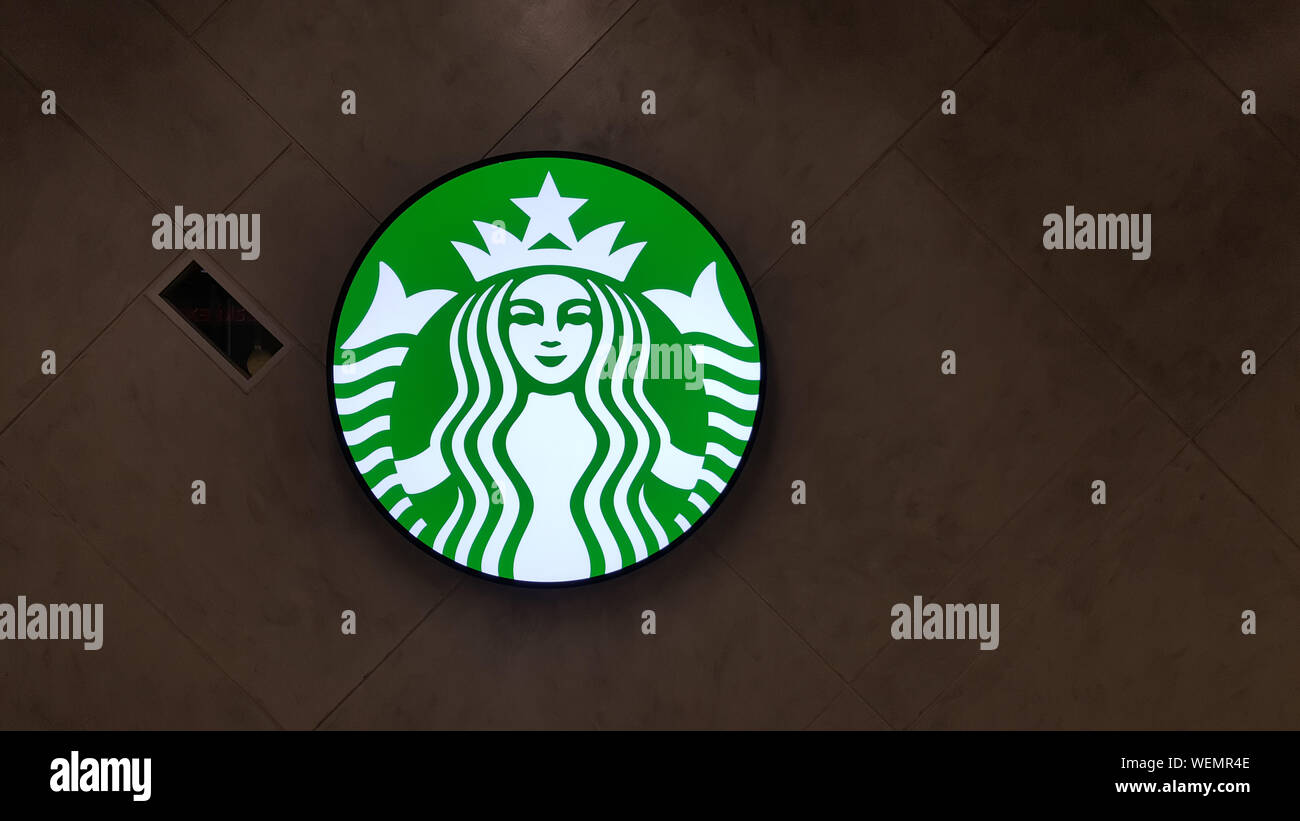 BANGKOK, THAÏLANDE - 19 août 2019 : avec le logo Starbucks mermaid backround moderne sur la station de MRT Phetchaburi à Bangkok, Thaïlande Banque D'Images