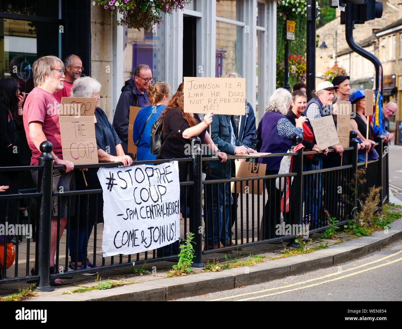 N° StopTheCoup & anti Boris Johnson, Donald Trump manifestations BREXIT atteint Hebden Bridge, Yorkshire, UK News Banque D'Images