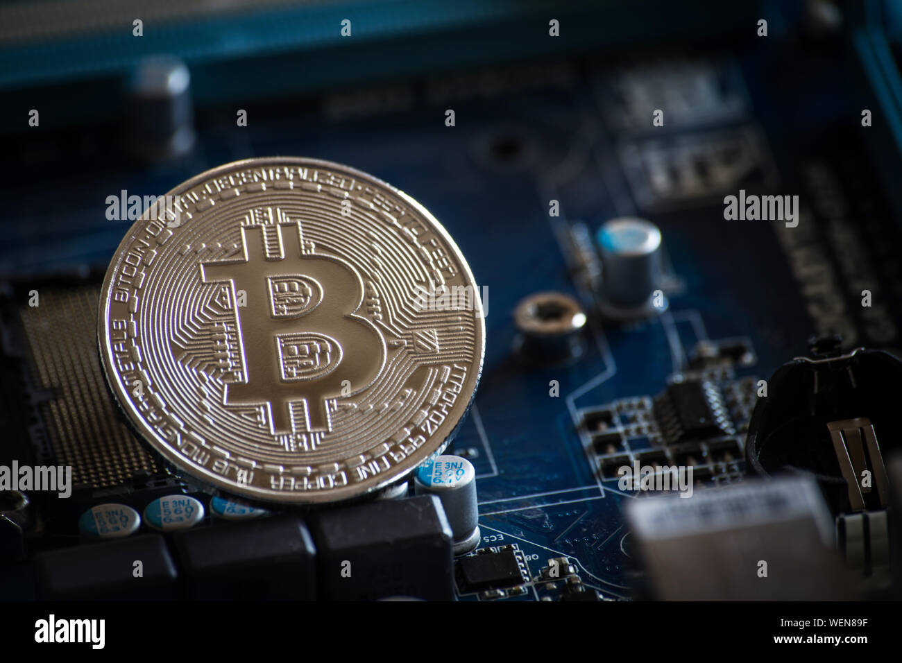 Pièce de monnaie avec logo bitcoin sur les pièces d'ordinateurs de fond cryptocurrency bussines. Banque D'Images