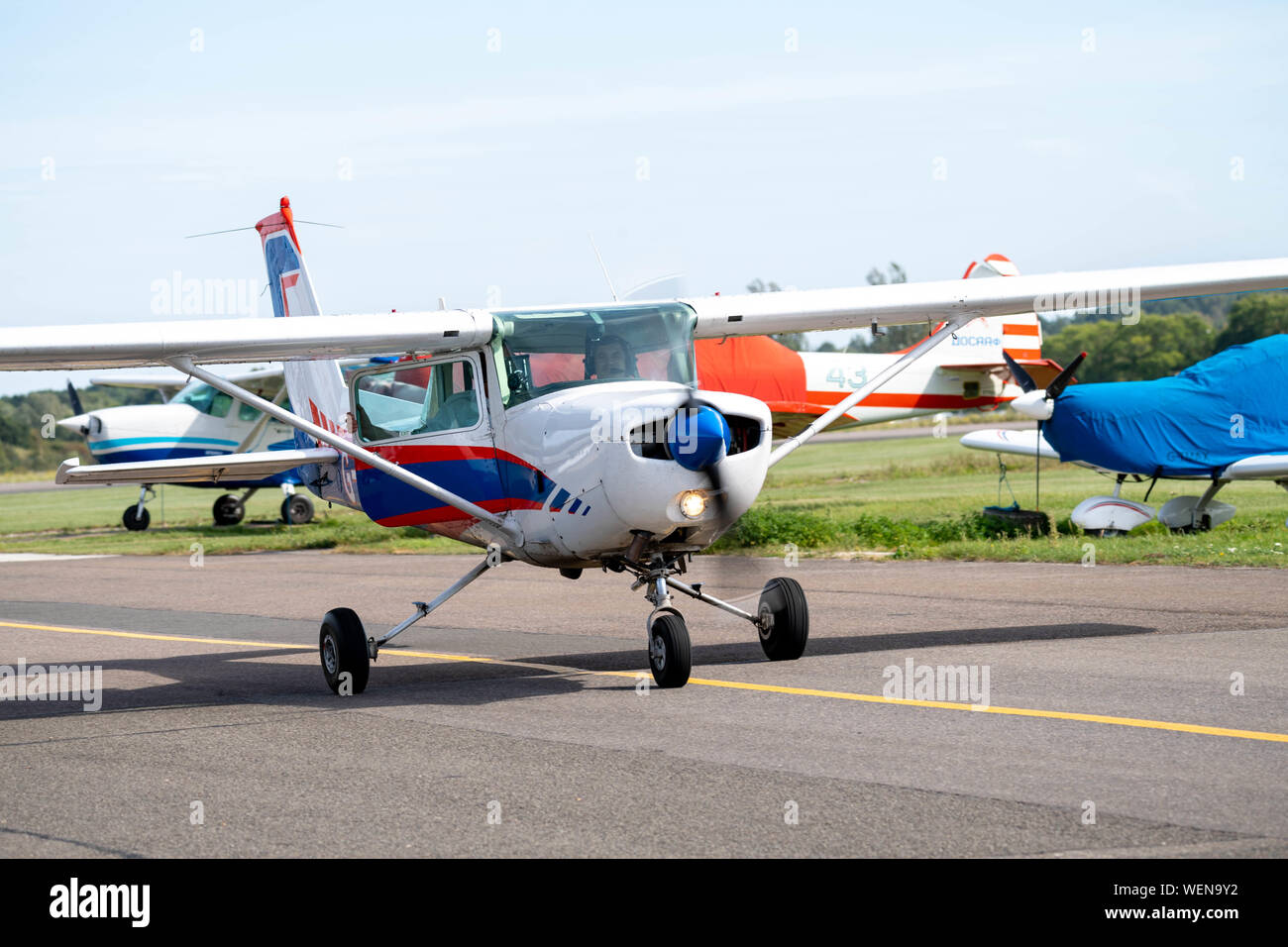 Cessna (150/152 G-PTTA) atterrit à North Weald Airfield Banque D'Images