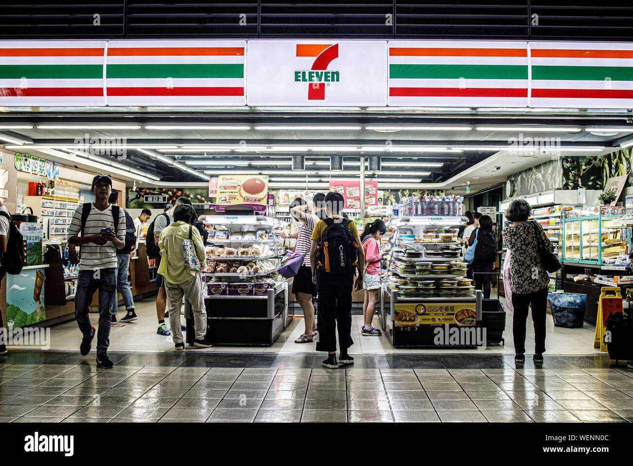 TAOYUAN, TAIWAN - Le 23 août 2019 : occupé sept onze Entreposer à la gare ferroviaire de grande vitesse de Taoyuan. Banque D'Images