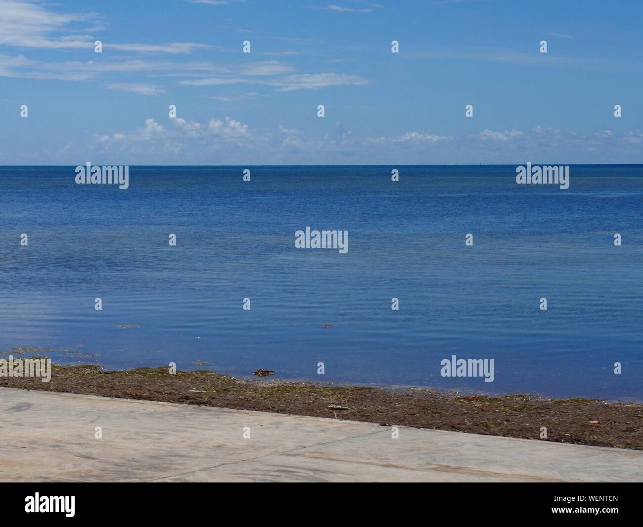 La plage le long d'une passerelle à S Roosevelt Boulevard, Key West, Floride. Banque D'Images