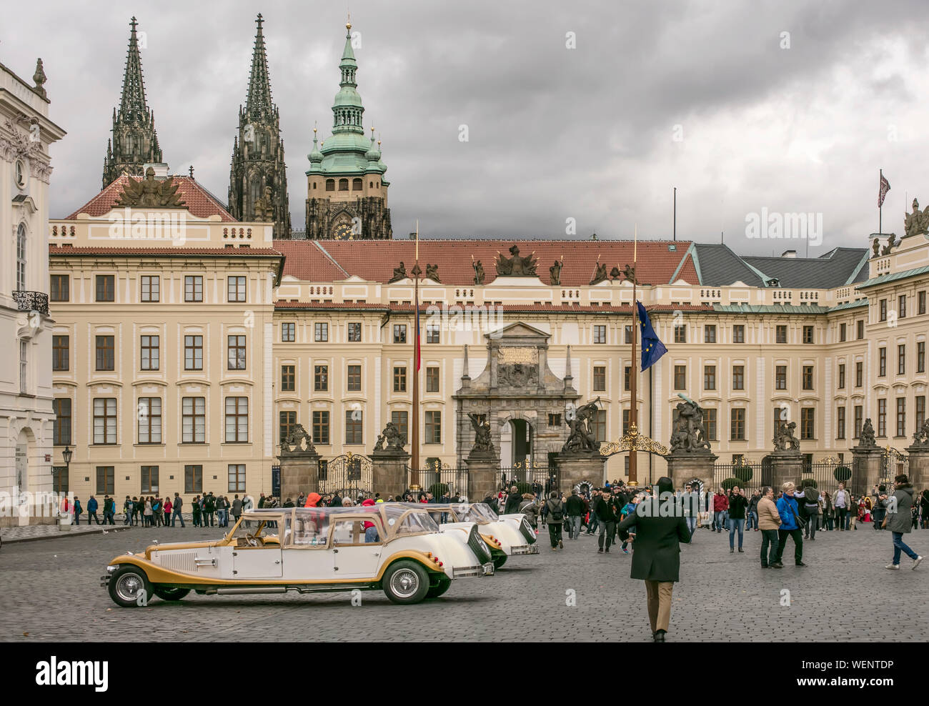 Centre-ville de Prague avec voitures d'époque Banque D'Images
