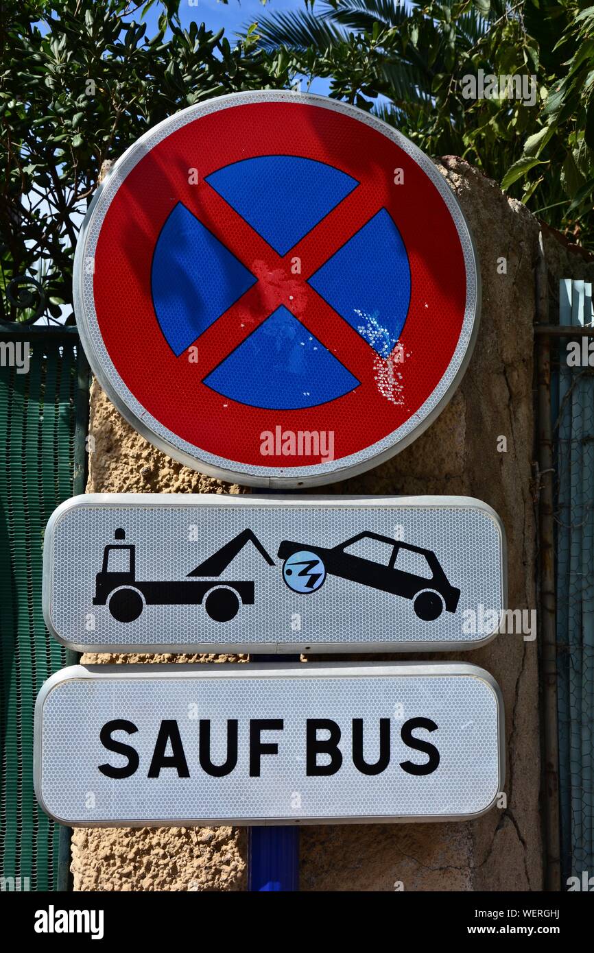 Aucun signe avec bouclier de remorquage et remarque sauf bus en France avec des arbres dans le backgrouind Banque D'Images