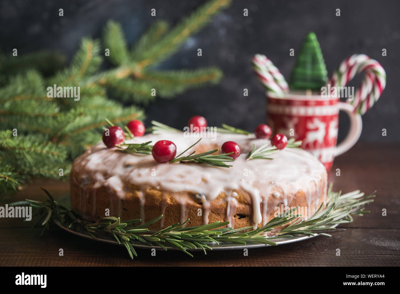 Decoration Gateau De Noel Traditionnel Fait Maison Et De Canneberges Rosemary Sur Plaque Close Up Maison De L Alimentation Photo Stock Alamy