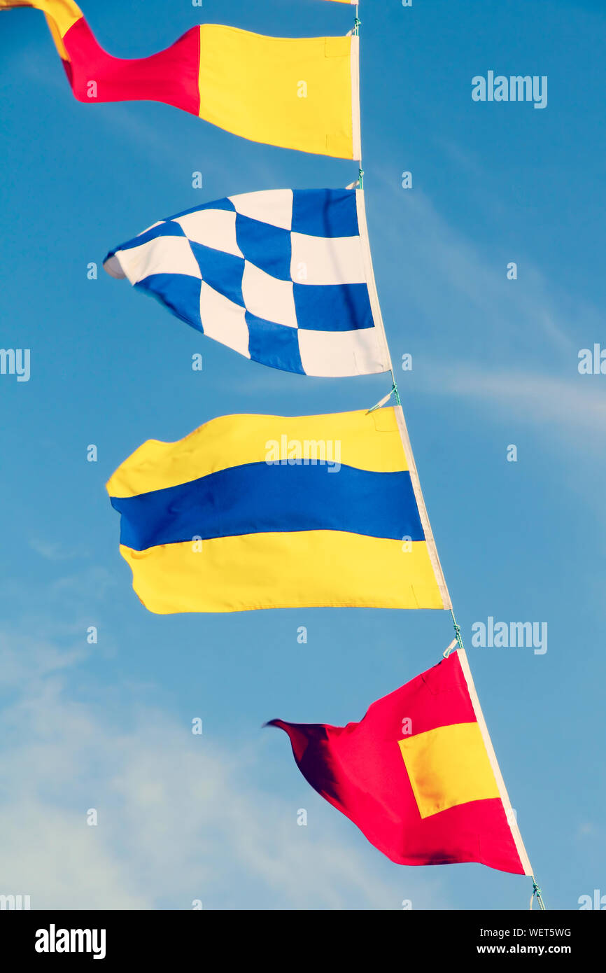 Signal maritime contre les drapeaux d'un ciel bleu clair prise libre. Banque D'Images