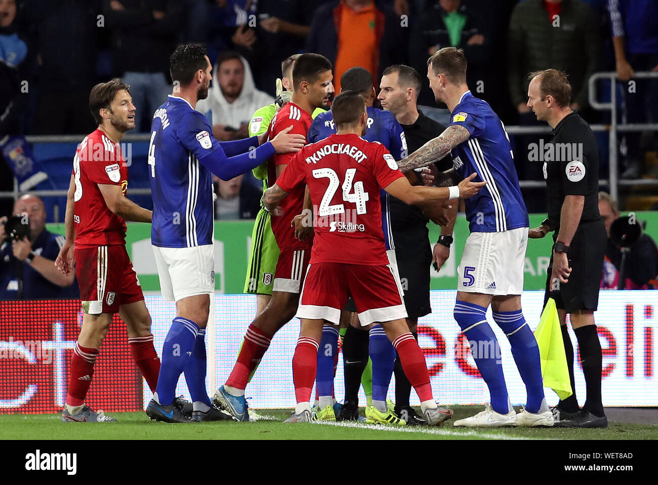 Arbitre Tim Robinson (troisième à droite) donne un carton rouge à Fulham's Harry Arter (à gauche) au cours de la Sky Bet Championship match au Cardiff City Stadium, Cardiff. Banque D'Images