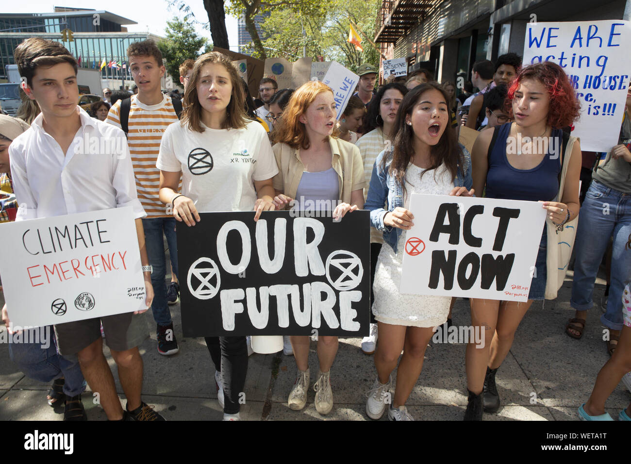 New York, New York, USA. Août 30, 2019. Les militants de la grève à pied le long de la Première Avenue à l'échelle de la ville au cours d'une grève du climat près de l'Organisation des Nations Unies à New York, New York. Les manifestants ont ensuite rejoint pour un rassemblement avec 16 ans, militante pour la justice climatique suédoise Greta Thunberg. Crédit : Brian Branch :/ZUMA/Alamy Fil Live News Banque D'Images