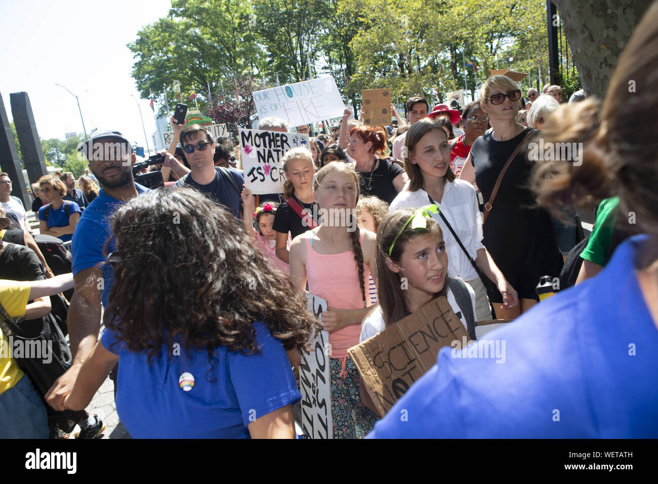 New York, New York, USA. Août 30, 2019. GRETA THUNBERG, 16, centre, une militante pour la justice climatique suédois participe à une ville près de mars grève climatique des Nations Unies à New York, New York. THUNBERG, a pris deux semaines de voyage sur la Malizia II, 60 pieds et panneau solaire sans émissions de gaz à effet de serre couverts bateau de course à travers l'Océan Atlantique du sud-ouest de l'Angleterre pour rejoindre la ville de large mars ainsi que de participer à l'Organisation des Nations Unies sur les réunion au sommet du 20 au 23 septembre 2019. Thunberg sera également naviguer à COP25 sommet climatique à Santiago, au Chili, en décembre. (Crédit Image : © Brian Branch : Banque D'Images