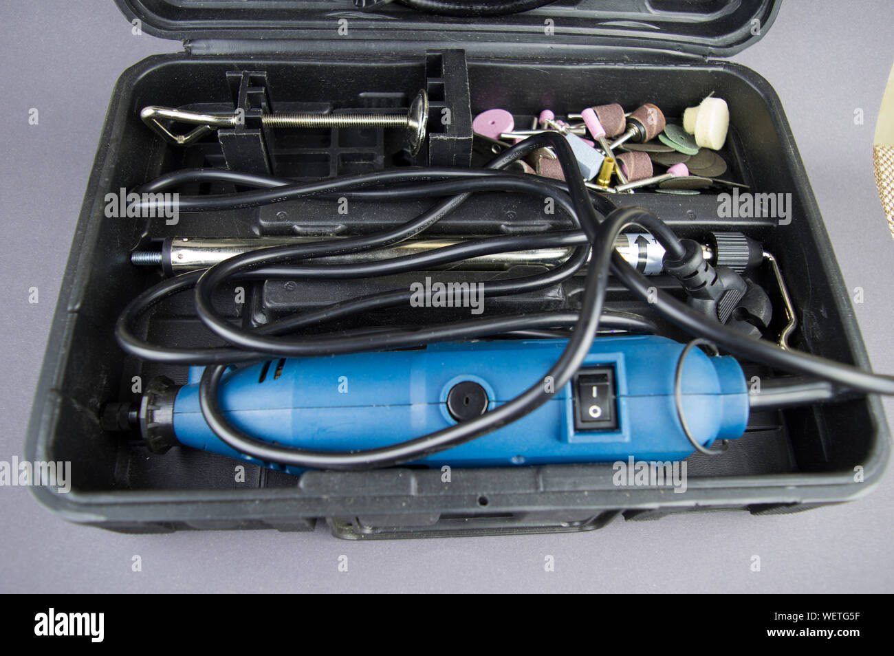 Graveur de forage dans une affaire avec un ensemble complet de conseils Banque D'Images