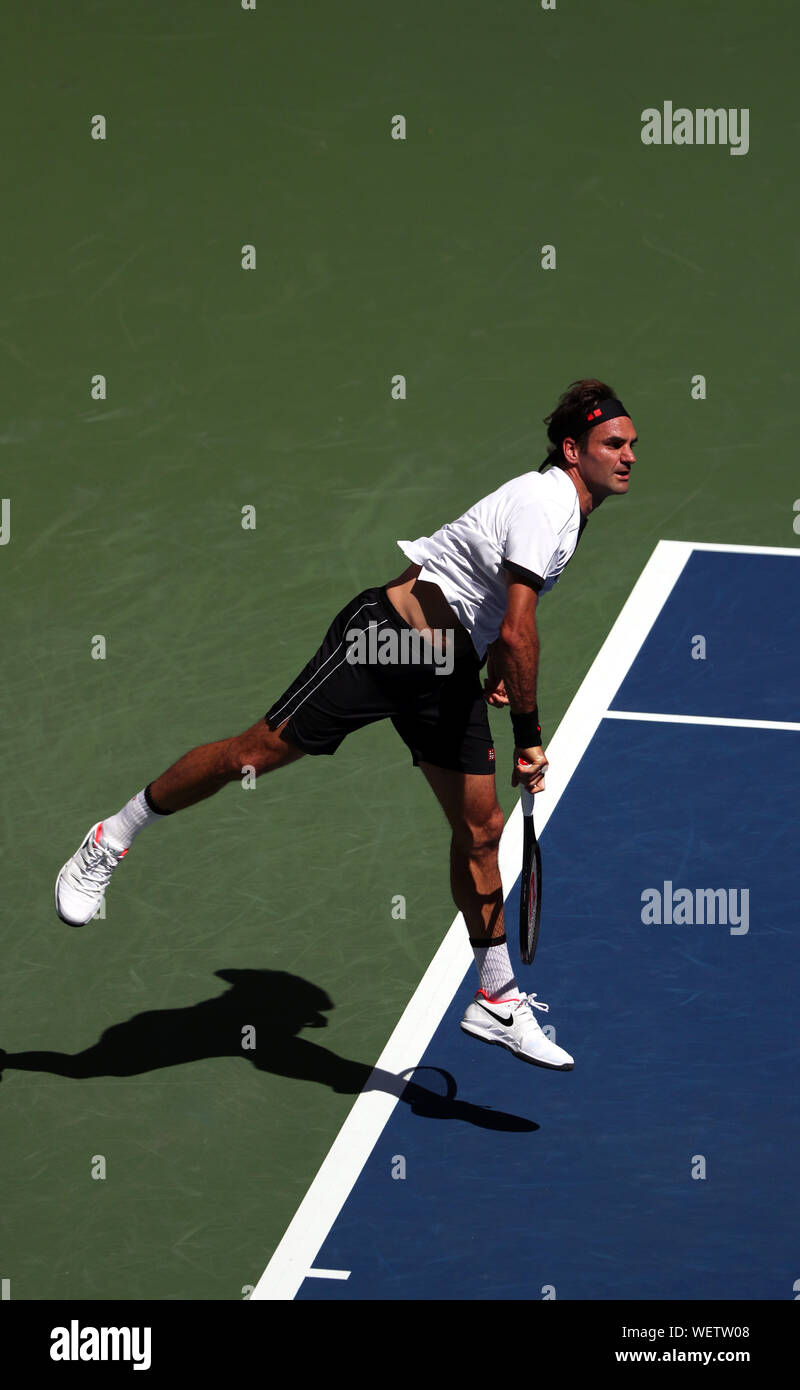 New York, États-Unis. Août 30, 2019. Flushing Meadows, New York, United States - 30 août, 2019. Roger Federer servant à Daniel Evans de Grande-Bretagne lors de leur troisième match à l'US Open à Flushing Meadows, New York. Federer a remporté le match en 5 sets. Crédit : Adam Stoltman/Alamy Live News Banque D'Images