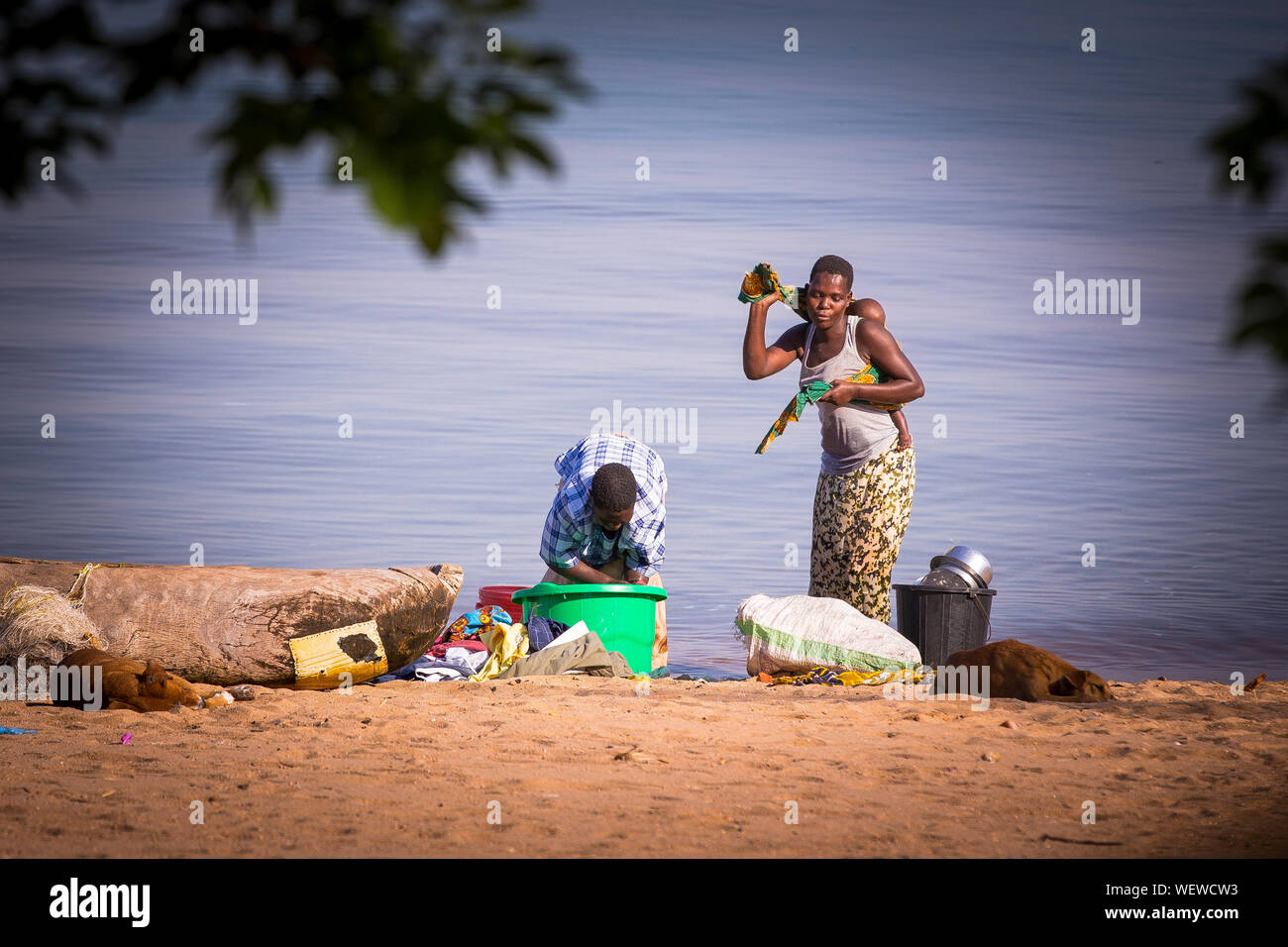 Le Lac Malawi Monkey Bay Femme Porter Son Bebe A Laver Les Vetements A La Plage Sud Sud Photo Stock Alamy
