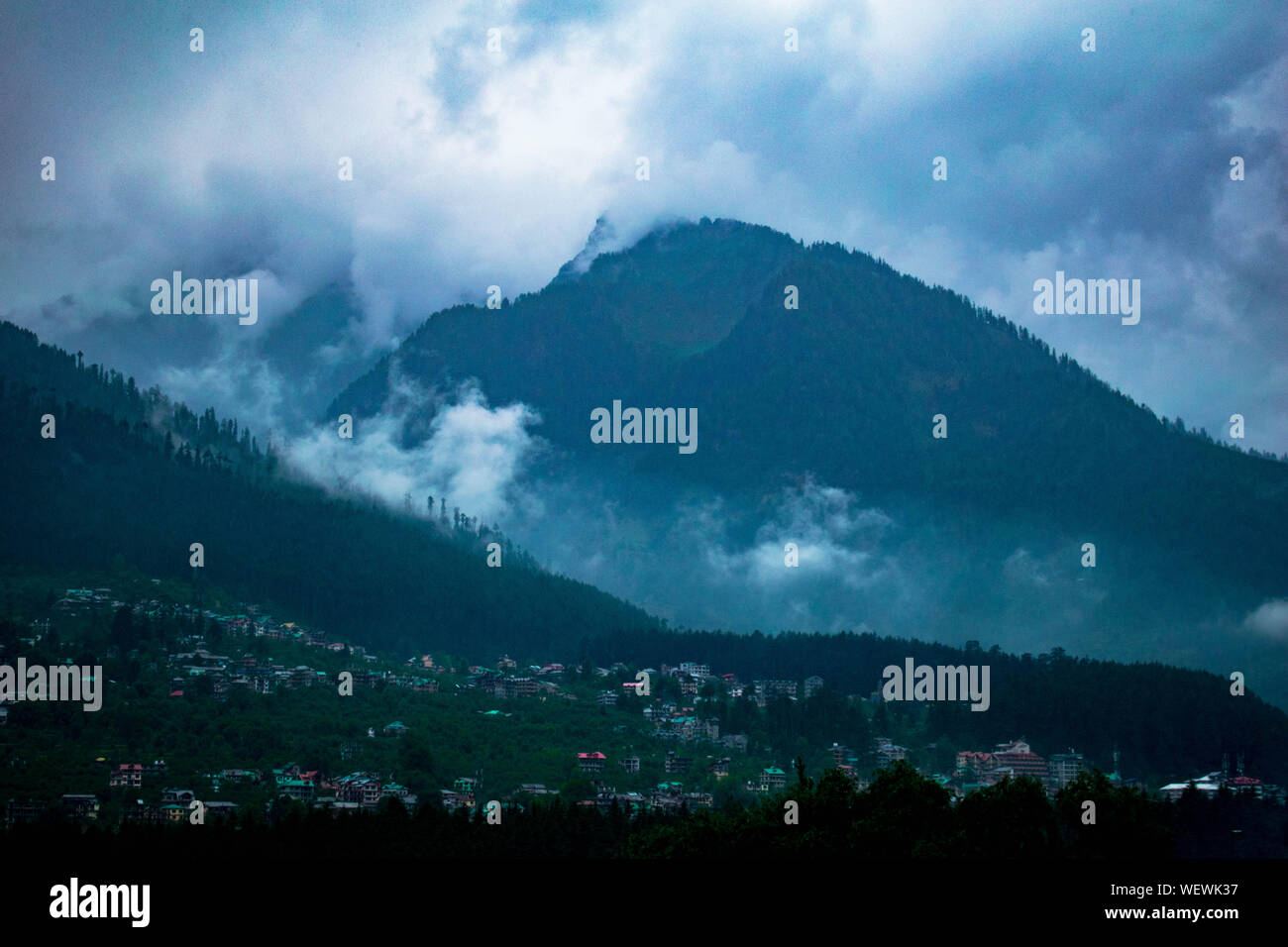 La Grande Charte verte des chaînes de montagnes. Entouré de sommets des plantes vertes et un fond de ciel bleu. Très semblables à ceux trouvés dans les Himalaya et Western Ghats Banque D'Images