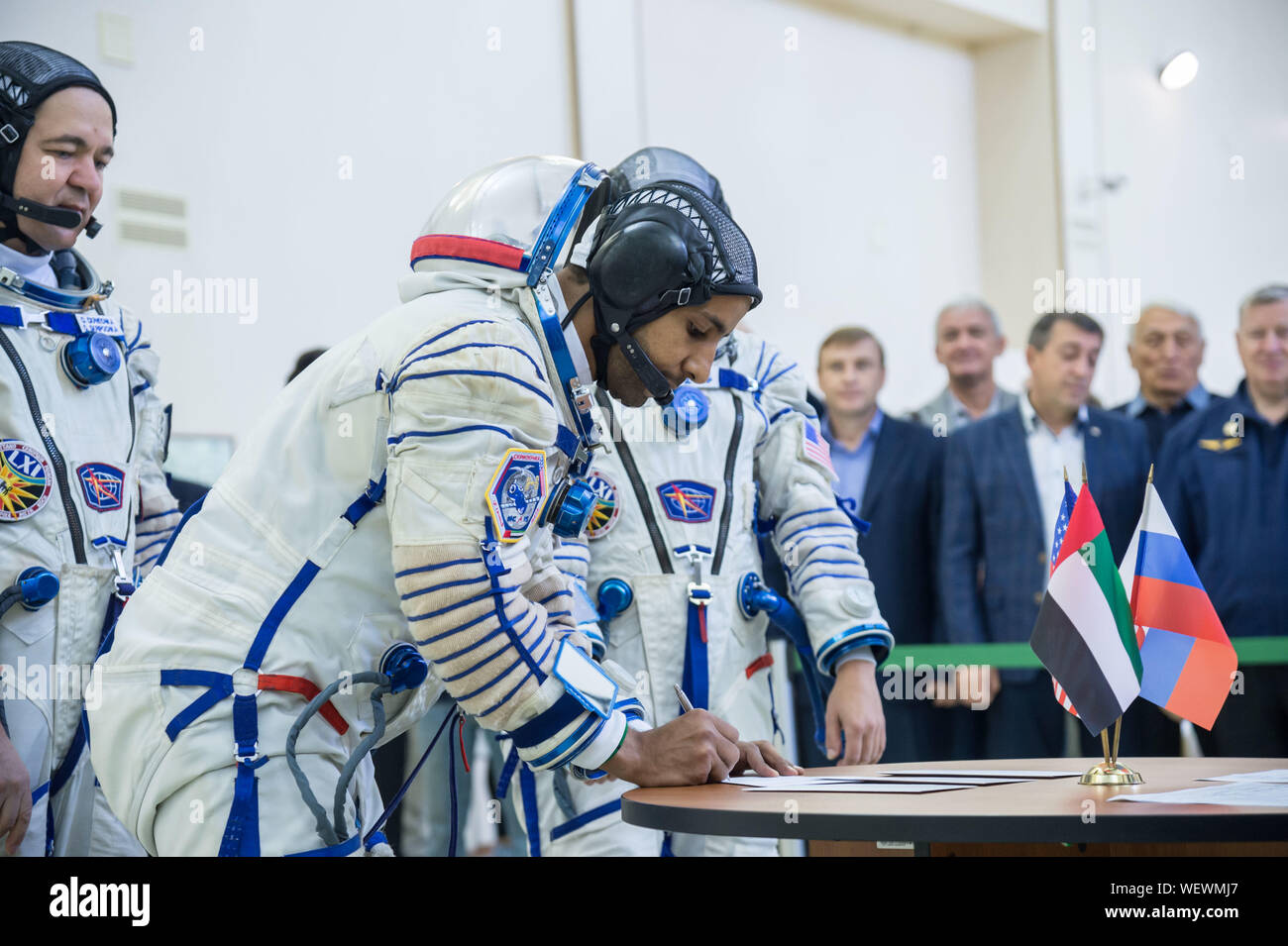 La Cité des étoiles, en Russie. 30 août 2019. L'expédition 61 de la Station spatiale internationale spaceflight participant Ali Hazzaa Almansoori des Emirats Arabes Unis dans sa combinaison spatiale Sokol en signes pour la finale de l'équipage des examens au centre d'entraînement des cosmonautes Gagarine le 30 août 2019 à la Cité des étoiles, en Russie. Expedition 61 et il est prévu de lancer à la Station spatiale internationale le 25 septembre 2019. Credit : NASA/Planetpix/Alamy Live News Banque D'Images