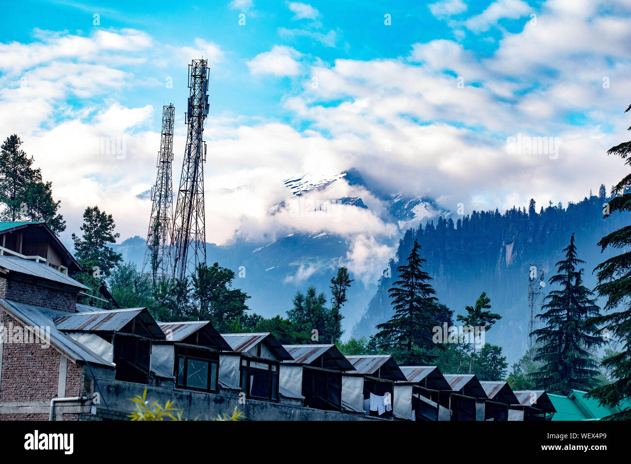 La Grande Charte verte des chaînes de montagnes. Entouré de sommets des plantes vertes et un fond de ciel bleu. Très semblables à ceux trouvés dans les Himalaya et Western Ghats Banque D'Images