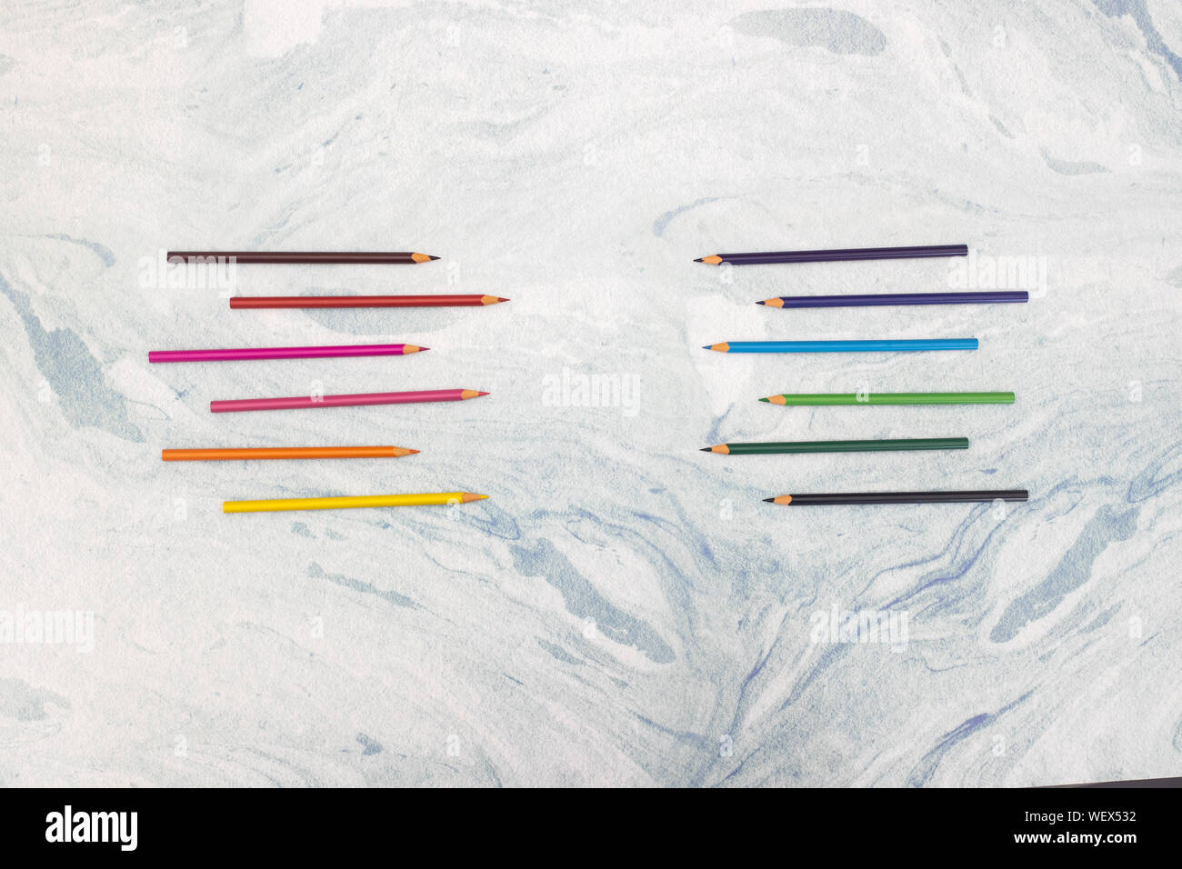 Crayons de couleur sur la table de travail d'art Banque D'Images