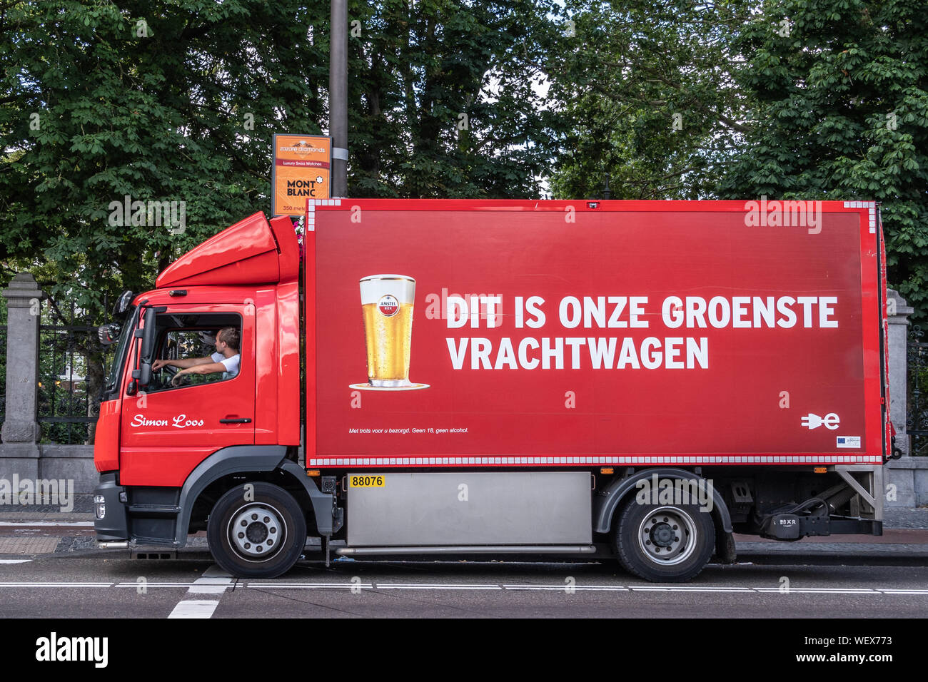 Amsterdam, Pays-Bas - 1 juillet 2019 : camion de livraison de bière Amstel rouge bien qu'il prétend être le meilleur camion. Conducteur actif. Image de suis Banque D'Images