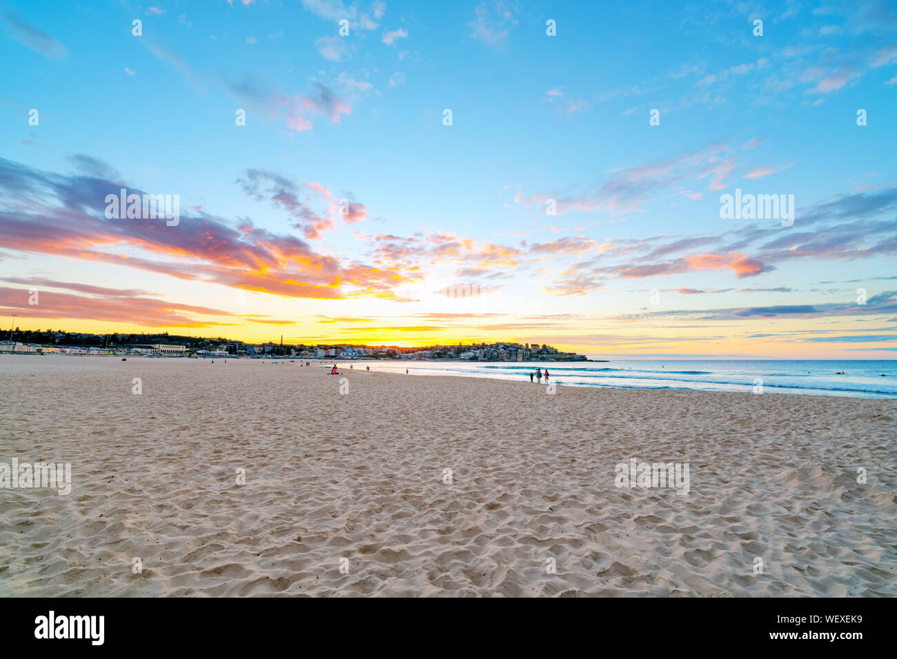 Bondi Beach à Sydney au lever du soleil en regardant vers le nord Banque D'Images