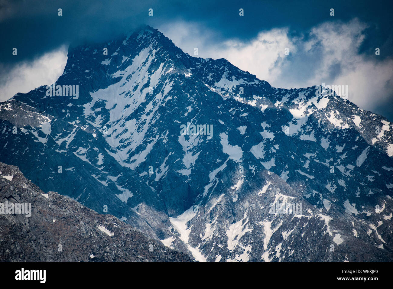 La Grande Charte verte des chaînes de montagnes. Entouré de sommets des plantes vertes et un fond de ciel bleu. Très semblables à ceux trouvés dans les Himalaya et Western Ghats Banque D'Images