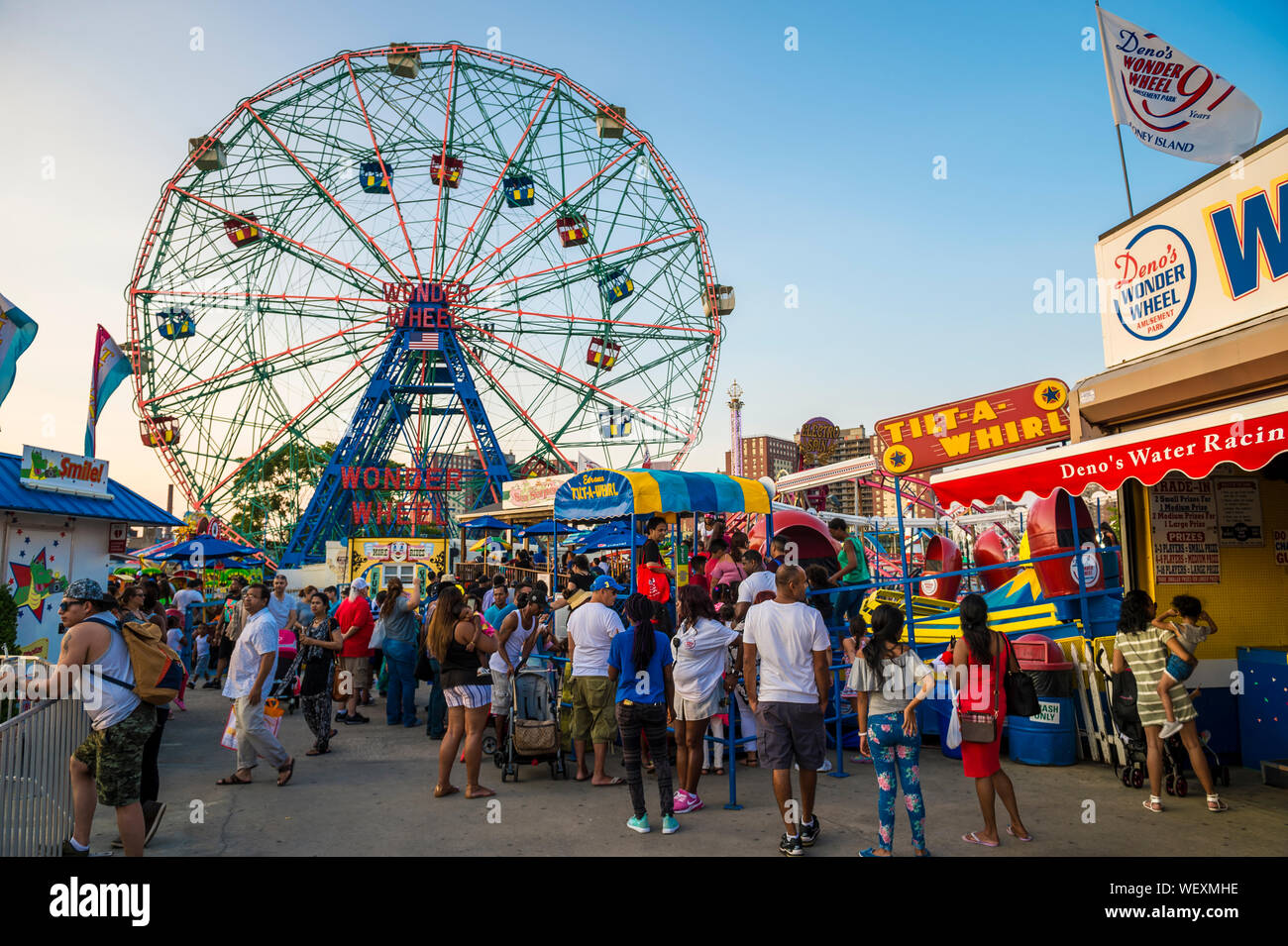 NEW YORK - Juillet 2017 : Sensations fortes foule le coloré amusement park sur la promenade à Coney Island à Brooklyn. Banque D'Images