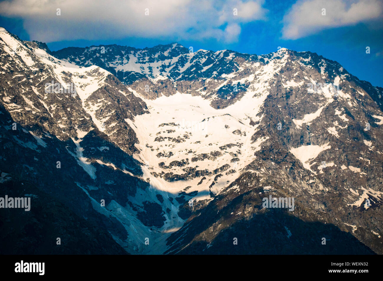 La Grande Charte verte des chaînes de montagnes. Entouré de sommets des plantes vertes et un fond de ciel bleu. Très semblables à ceux trouvés dans les Himalaya et Western Ghats Banque D'Images