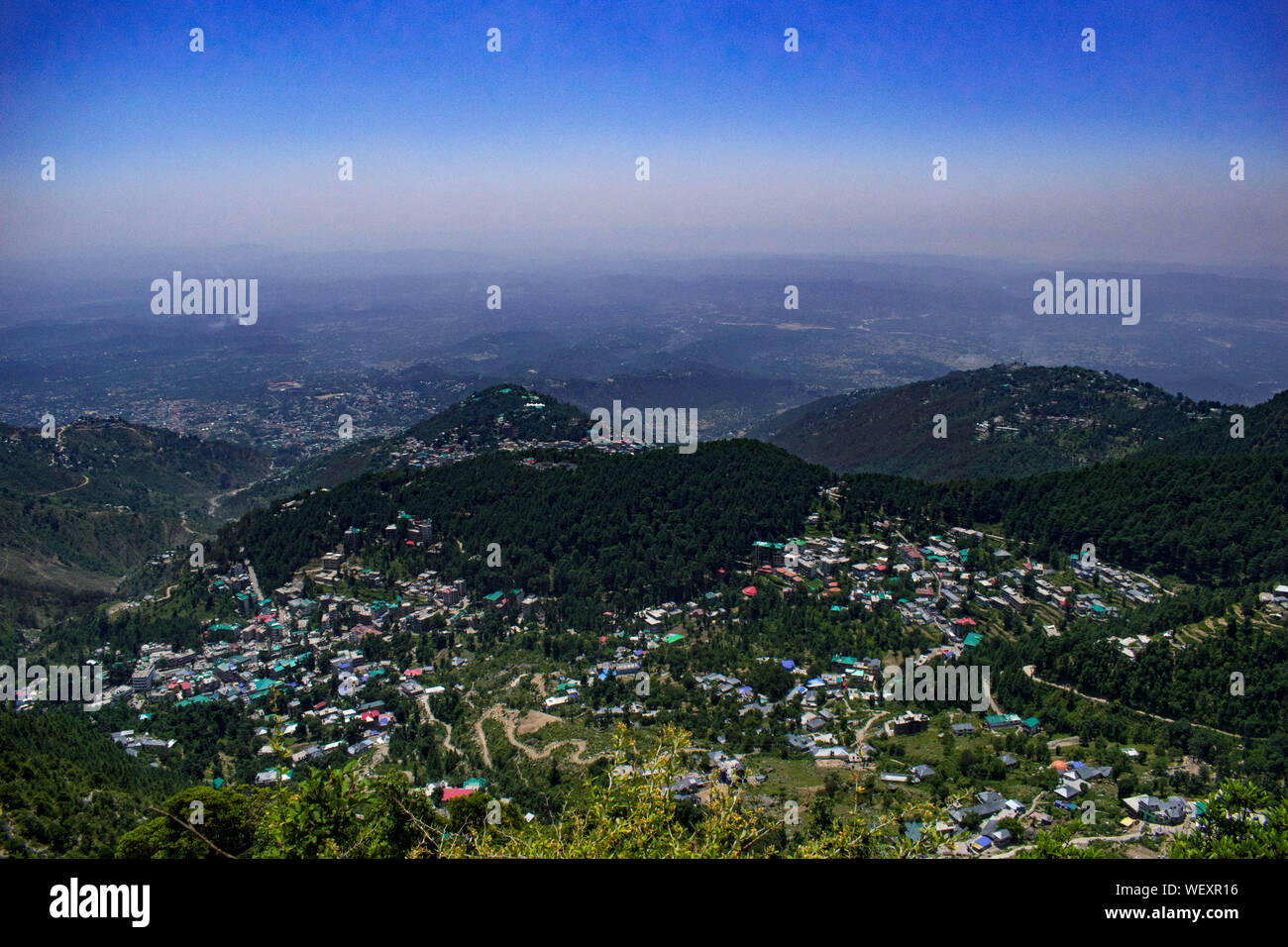 La Grande Charte verte des chaînes de montagnes. Entouré de sommets des plantes vertes et un fond de ciel bleu. Très semblables à ceux trouvés dans les Himalaya et Western Ghats Banque D'Images