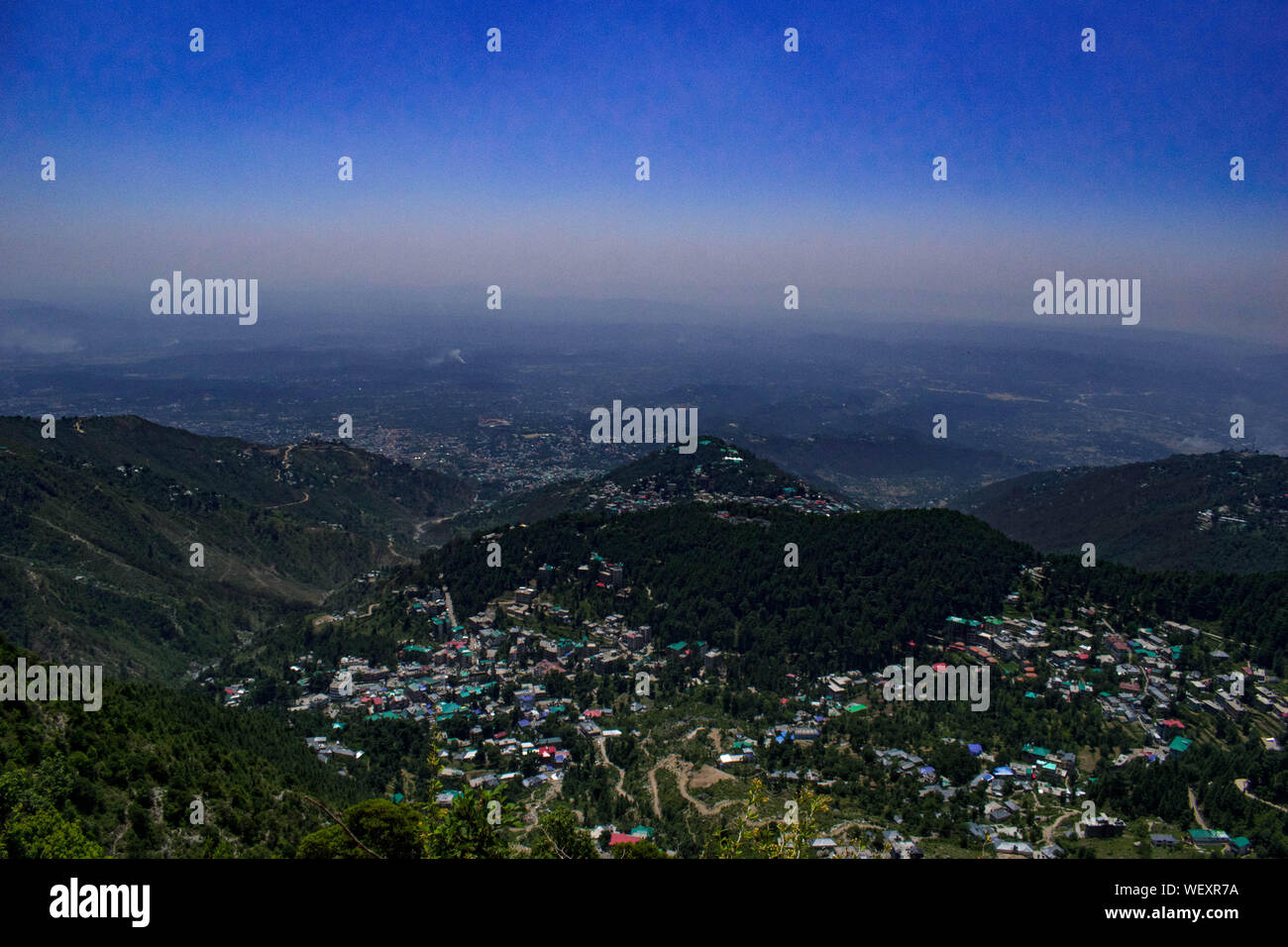 La Grande Charte verte des chaînes de montagnes. Entouré de sommets des plantes vertes et un fond de ciel bleu. Très semblables à ceux trouvés dans les Himalaya et Western Ghats Banque D'Images
