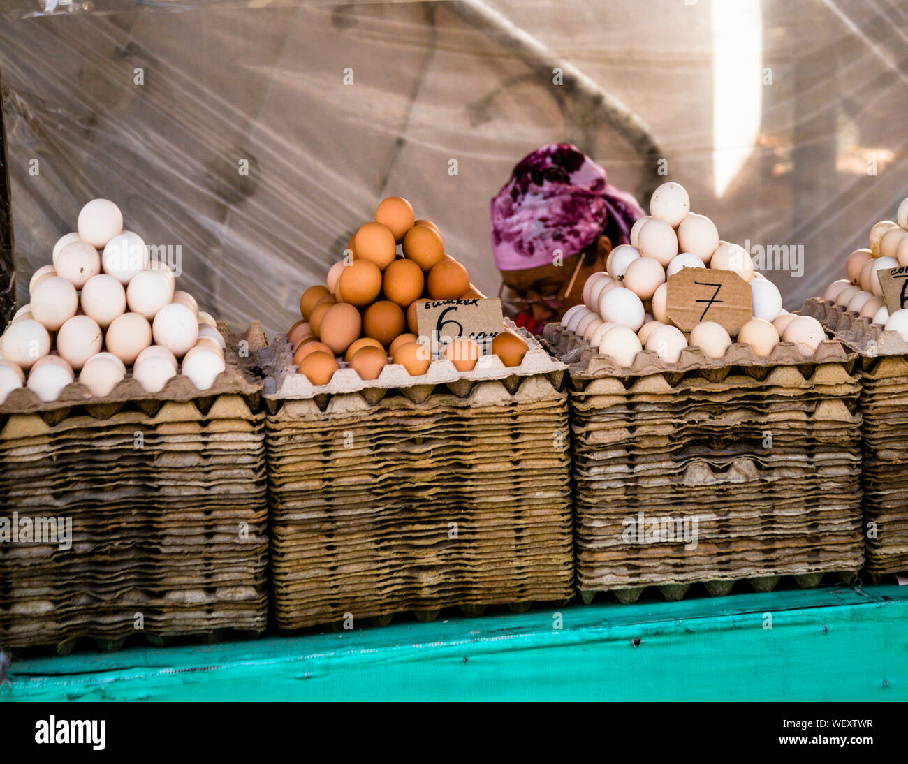 Oeufs dans le marché de la ville de Osh, Kirghizistan Banque D'Images
