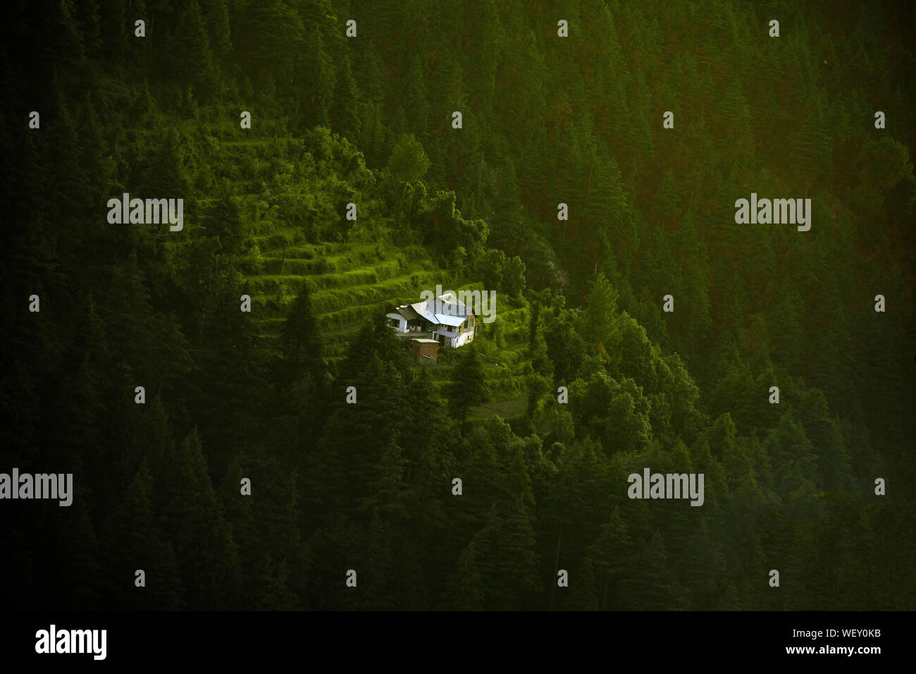 Une maison isolée ou lieux de vie entouré de vert d'élevage terrasse les régions de montagne. Un super endroit pour la vie solitaire et randonnées Banque D'Images