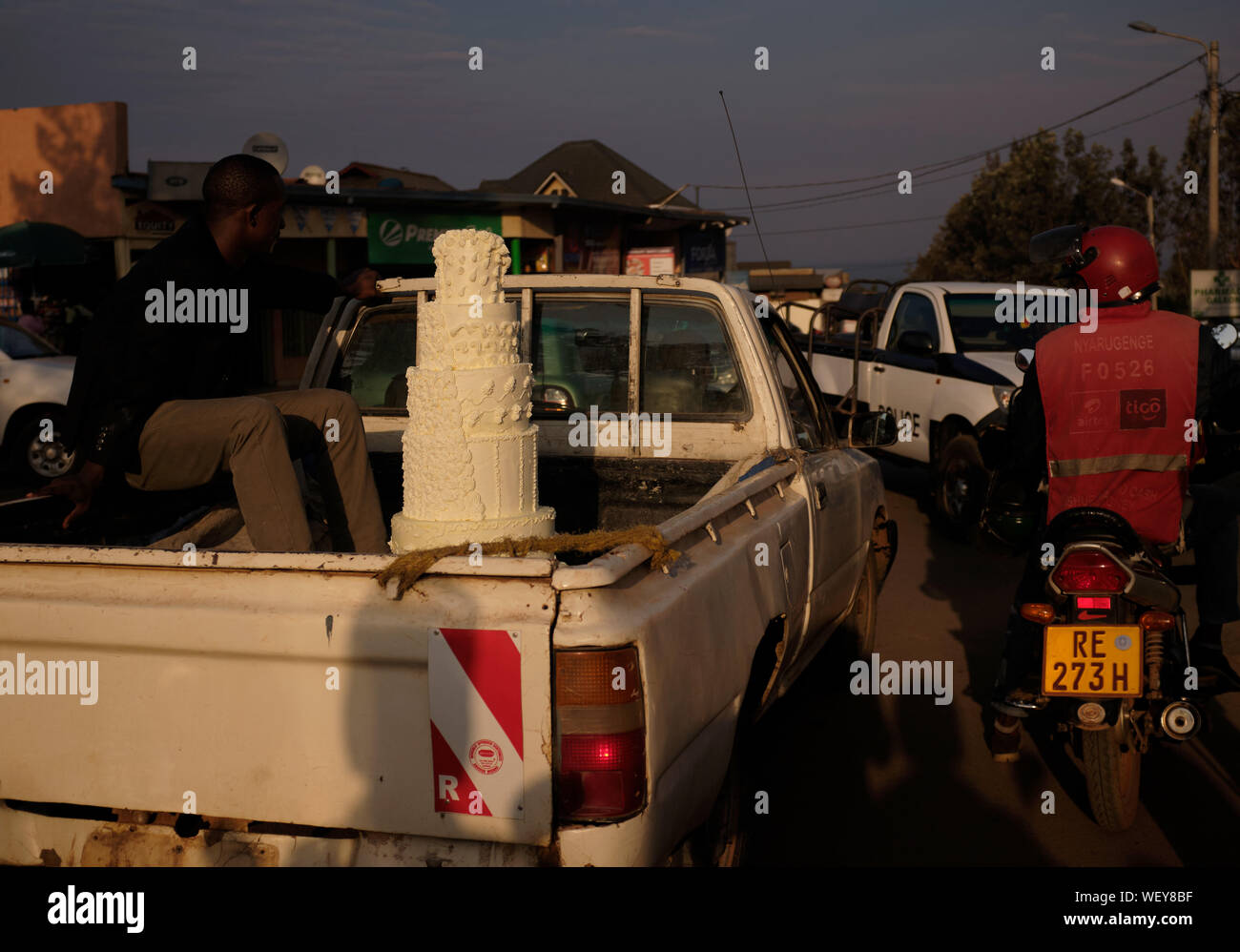 Kigali Rwanda Aout 30 19 Les Hommes Sont Vus Transporter Un Gateau De Mariage Dans L Arriere D Une Camionnette A Kigali Rwanda Credit Allison Diner Zuma Alamy Fil Live News Photo Stock Alamy Kigali Rwanda Aout 30 19 Les Hommes Sont Vus Transporter Un Gateau De Mariage Dans L Arriere D Une Camionnette A Kigali Rwanda Credit Allison Diner Zuma Alamy Fil Live News Photo Stock Alamy