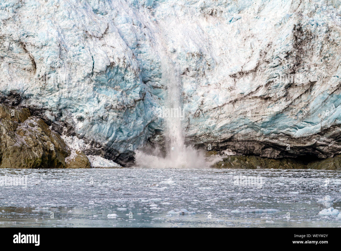 Un glacier Glacier Bay en Alaska le vêlage Banque D'Images